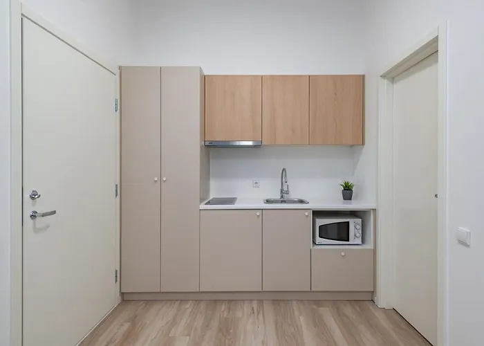 In La51a Standard - Free Parking *